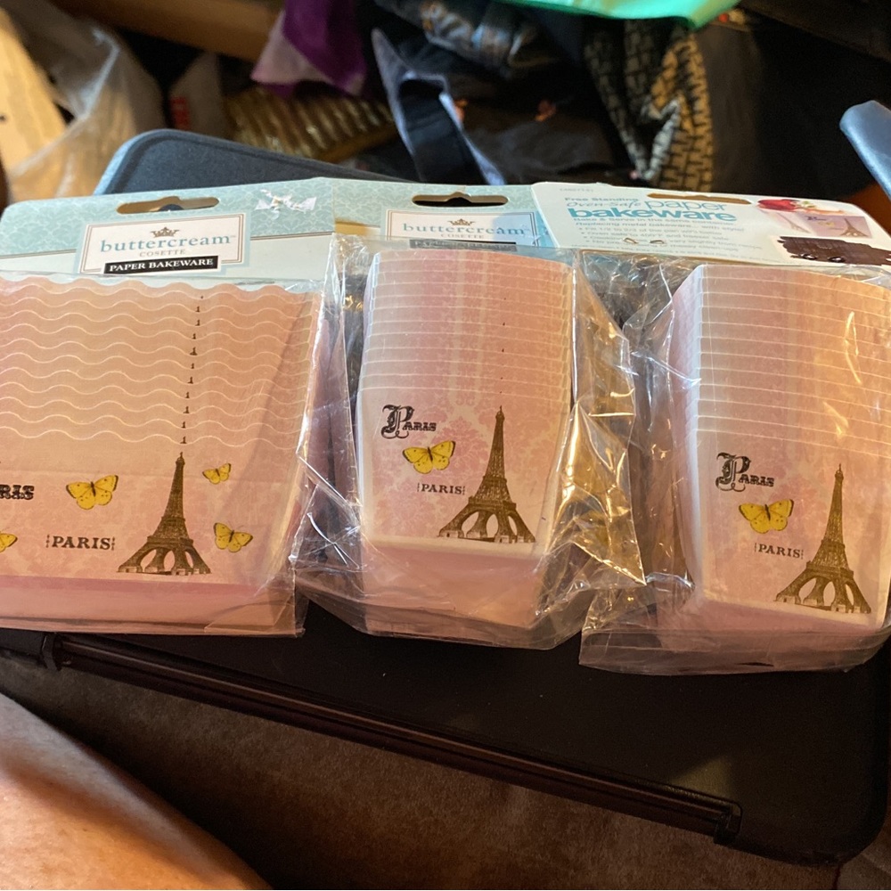 New 3 packs BUTTERCREAM COSETTE PARIS
DISPOSABLE PAPER BAKEWARE 2 different size